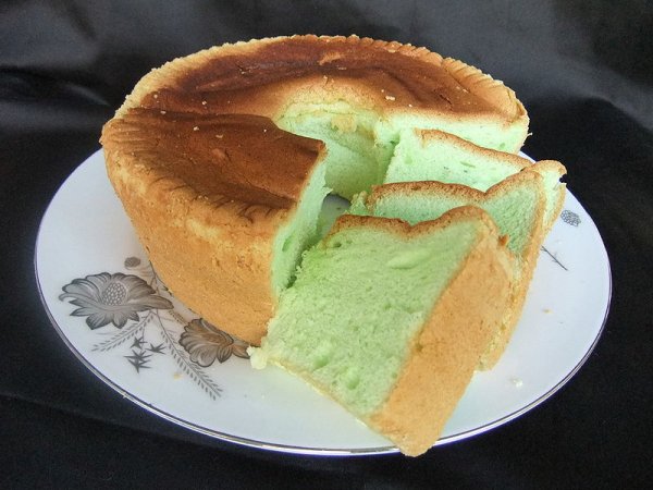 Pandan-flavor chiffon cake