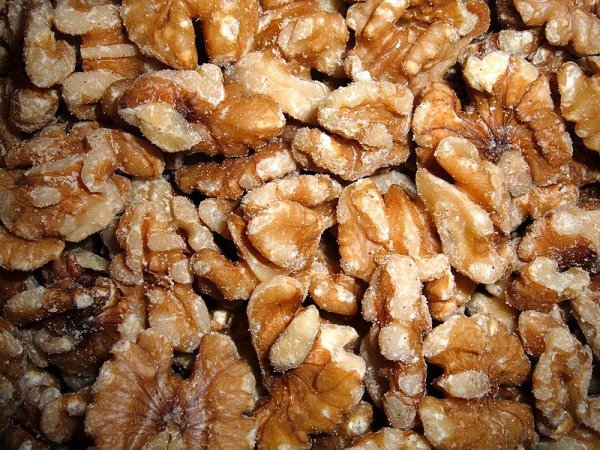 Shelled walnuts